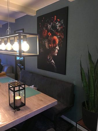 Frau mit bunten Blumen