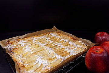 Vers gebakken snelle karnemelktaart met appelstukjes