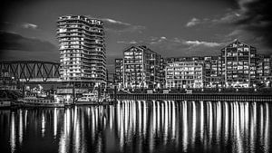 Nijmegen by night #6 (zwart wit) van Lex Schulte