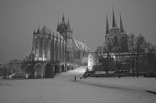 Cathedral Square in Erfurt with cathedral and Severi Church in the snow in winter – black and white photograph