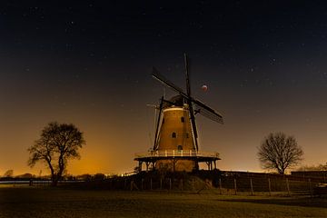 Bloedmaan tijdens een winternacht van Bart Verbrugge