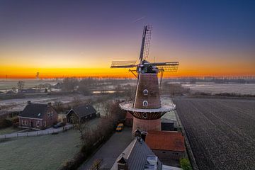 Nederlandse molen bij zonsopkomst
