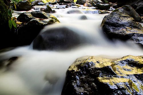 Rotsen onderaan de waterval op Lombok