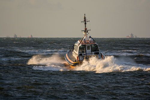 Loodstender onderweg naar ankergebied uit IJmuiden.