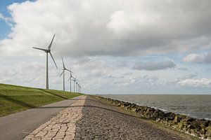 Modern windmills nearby the dike in the Netherlands von Tonko Oosterink