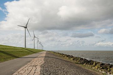 Moderne windmolens aan de dijk in Nederland von Tonko Oosterink