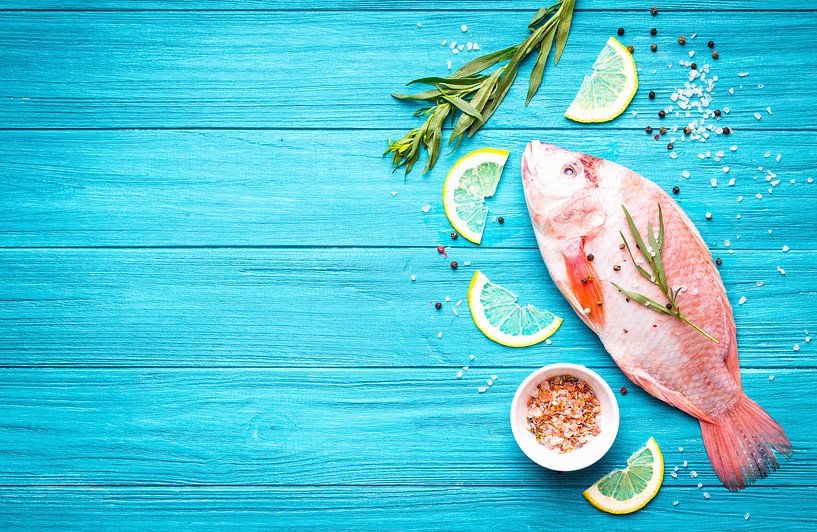 SF12685190 Stilleben von frischem Tilapia-Fisch mit Zutaten von BeeldigBeeld Food & Lifestyle