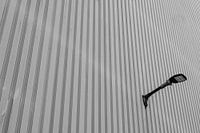 eine moderne LED an einer Metallwand