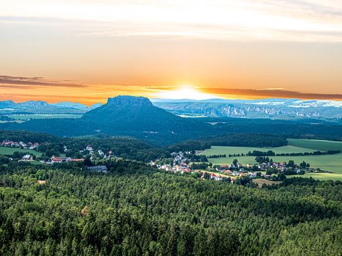Coucher de soleil au Lilienstein dans les montagnes de grès de l'Elbe