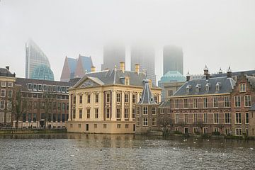 Hoge mist bij het Binnenhof en Mauritshuis in Den Haag