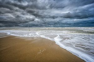 Tempête le long de la côte de la mer du Nord sur Leon Okkenburg