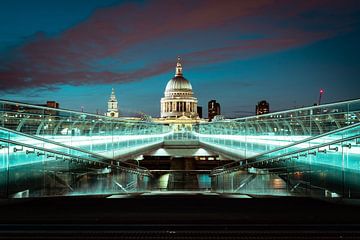 Millenium Bridge Londen in de avond van Thijs van Beusekom