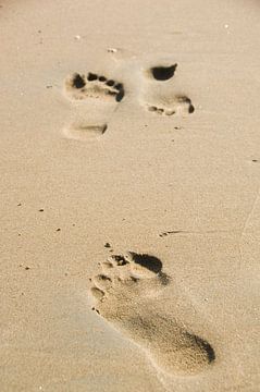 Voetafdrukken in het zand aan de kust van Jörg B. Schubert