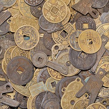 Opmerkelijk vormige oude Chinese muntstukken op een rommelmarkt van Tony Vingerhoets