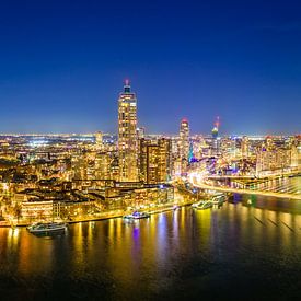 Rotterdam skyline avond panorama  bij Erasmusbrug over de Nieuwe Maas van Sjoerd van der Wal Fotografie