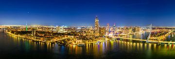 Rotterdam skyline avond panorama  bij Erasmusbrug over de Nieuwe Maas van Sjoerd van der Wal Fotografie
