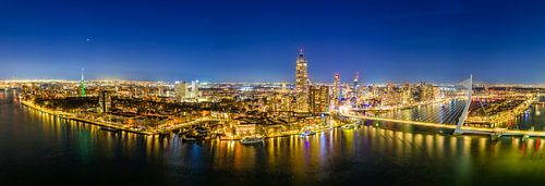 Rotterdam skyline avond panorama  bij Erasmusbrug over de Maas van Sjoerd van der Wal Fotografie