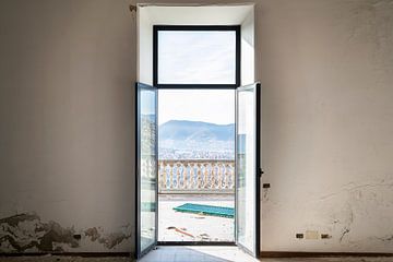 Verlassene Villa mit schöner Aussicht. von Roman Robroek