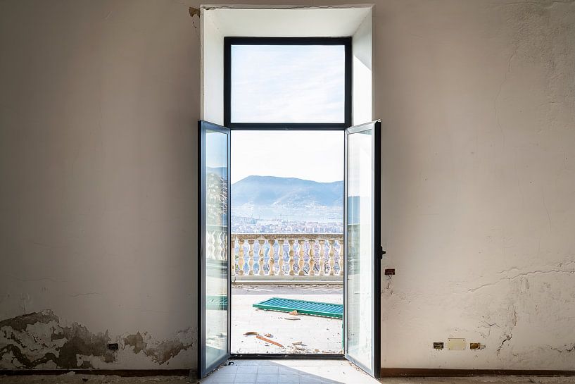 Verlaten villa met Prachtig Uitzicht. van Roman Robroek - Foto's van Verlaten Gebouwen