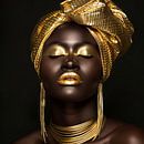 Afrikanische Frau in Gold von Poster Art Shop Miniaturansicht