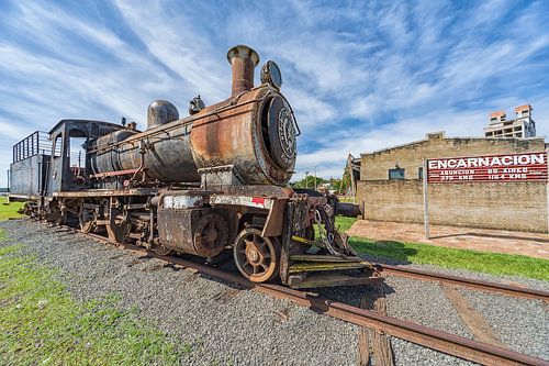 Oude verroeste stoomlocomotief in Encarnacion, Paraguay