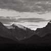 Bergtoppen Alberta Canada Zwart Wit van Leon Brouwer