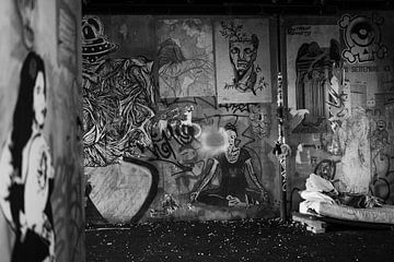 Straatkunst Daklozenbed zwart-wit Rome Italië van Martijn Jebbink Fotografie