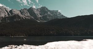Ruderboot auf dem Eibsee vor der Zugspitze