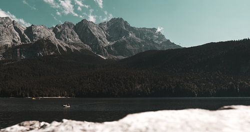 Roeiboot op de Eibsee voor de Zugspitze