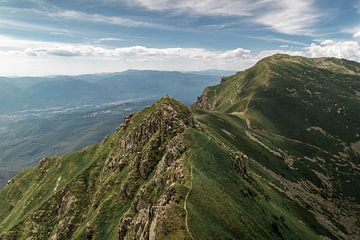 Hiker op top van Monte Marmagna van Visuals by Justin
