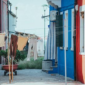 De straten van Burano, Venetië, Italië van Pitkovskiy Photography|ART