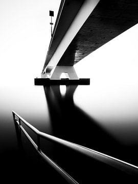 Zeeland Brücke in schwarz und weiß von Michel van den Hoven