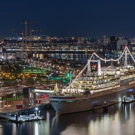 Het schitterende cruiseschip ss Rotterdam met De Kuip in Rotterdam van MS Fotografie | Marc van der Stelt