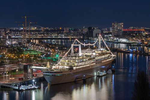 Das schöne Kreuzfahrtschiff ss Rotterdam mit De Kuip in Rotterdam