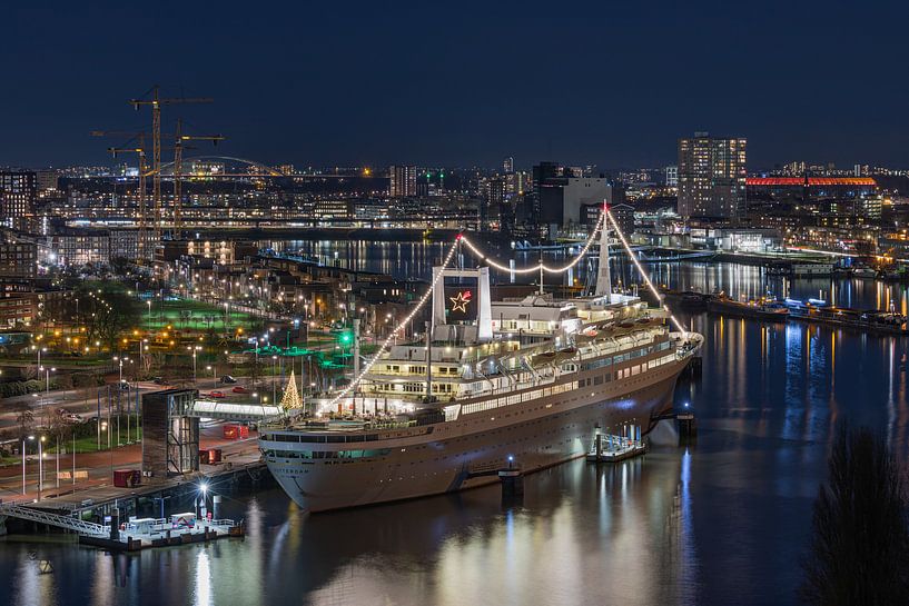 Het schitterende cruiseschip ss Rotterdam met De Kuip in Rotterdam van MS Fotografie | Marc van der Stelt
