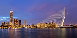 Rotterdam Skyline in de avond, Nederland van Adelheid Smitt
