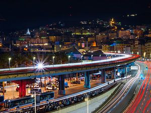 Genua in de stad in de avond van Mustafa Kurnaz
