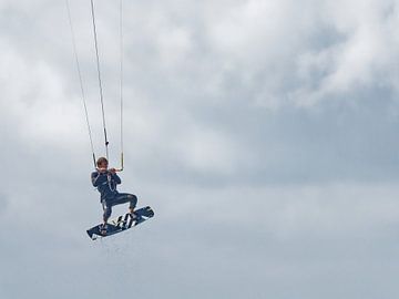 Kitesurfer in volle vlucht van BHotography