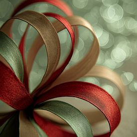 Noeud en brillant festif rouge, or et vert sur Eva Lee