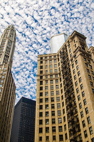 Wolkenkrabbers en Trump Toren met wollige wolken in de lucht in Chicago USA