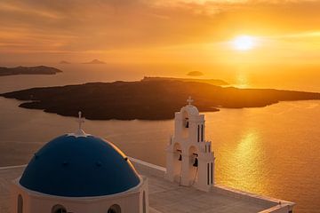 Kirche zum Sonnenuntergang auf der Insel Santorin. von Voss Fine Art Fotografie
