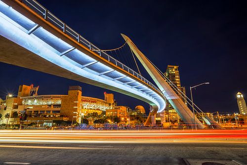 Une voiture s'allume sous le pont de Harbor Drive