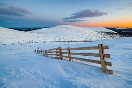 Eenzaam houten hekje bovenop de berg van Martijn Smeets