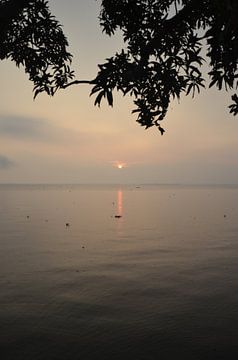 Zonsondergang bij een meer van Maurits Kuiper