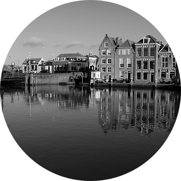 Zwart-wit panorama historische havenkom Maassluis van Maurice Verschuur