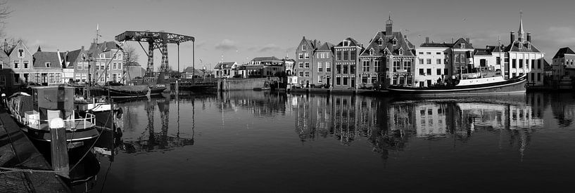 Zwart-wit panorama historische havenkom Maassluis van Maurice Verschuur