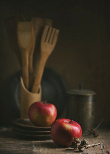 Keukenstilleven. Vintage borden, bestek en rode appels.