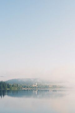 Titisee-Neustadt in de mist | Dorp aan het meer in het Zwarte Woud in Duitsland | Reis foto wall art van Milou van Ham