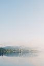 Titisee-Neustadt in de mist | Dorp aan het meer in het Zwarte Woud in Duitsland | Reis foto wall art van Milou van Ham thumbnail