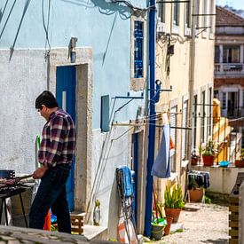BBQ Buiten in een steegje in Lissabon van Roosmarijn Jongstra